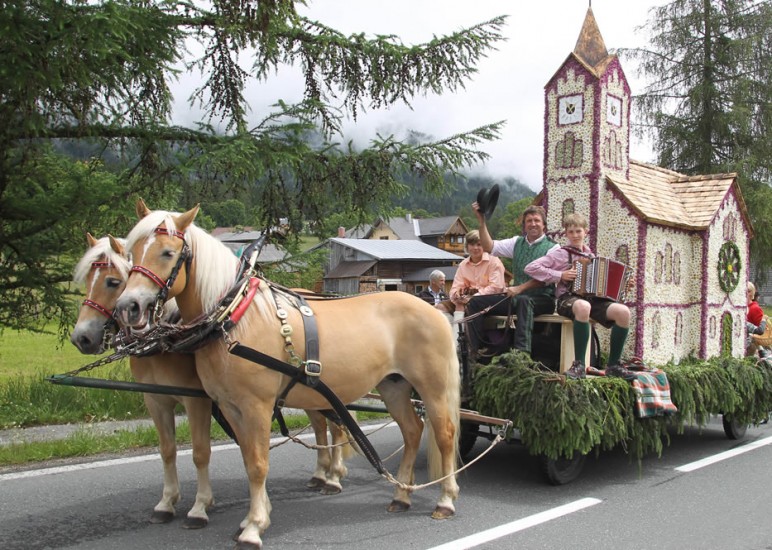 Traditioneller Umzug mit Pferdekutschen und Blumenfiguren © TVB Ramsau