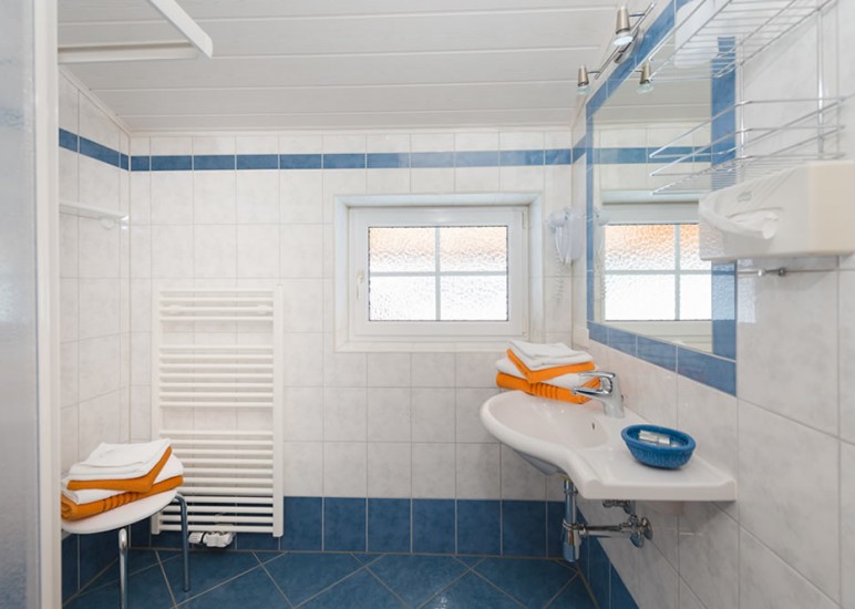 Helles Badezimmer mit Fenster