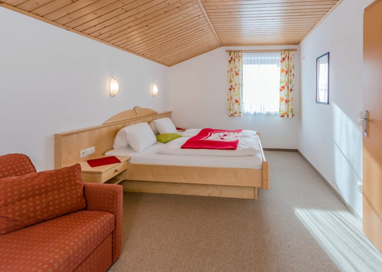 Schlafzimmer mit ausziehbarer Couch