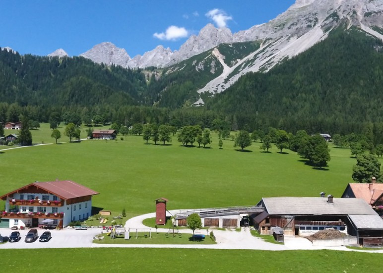 Pernerhof mit Ausblick auf den Dachstein