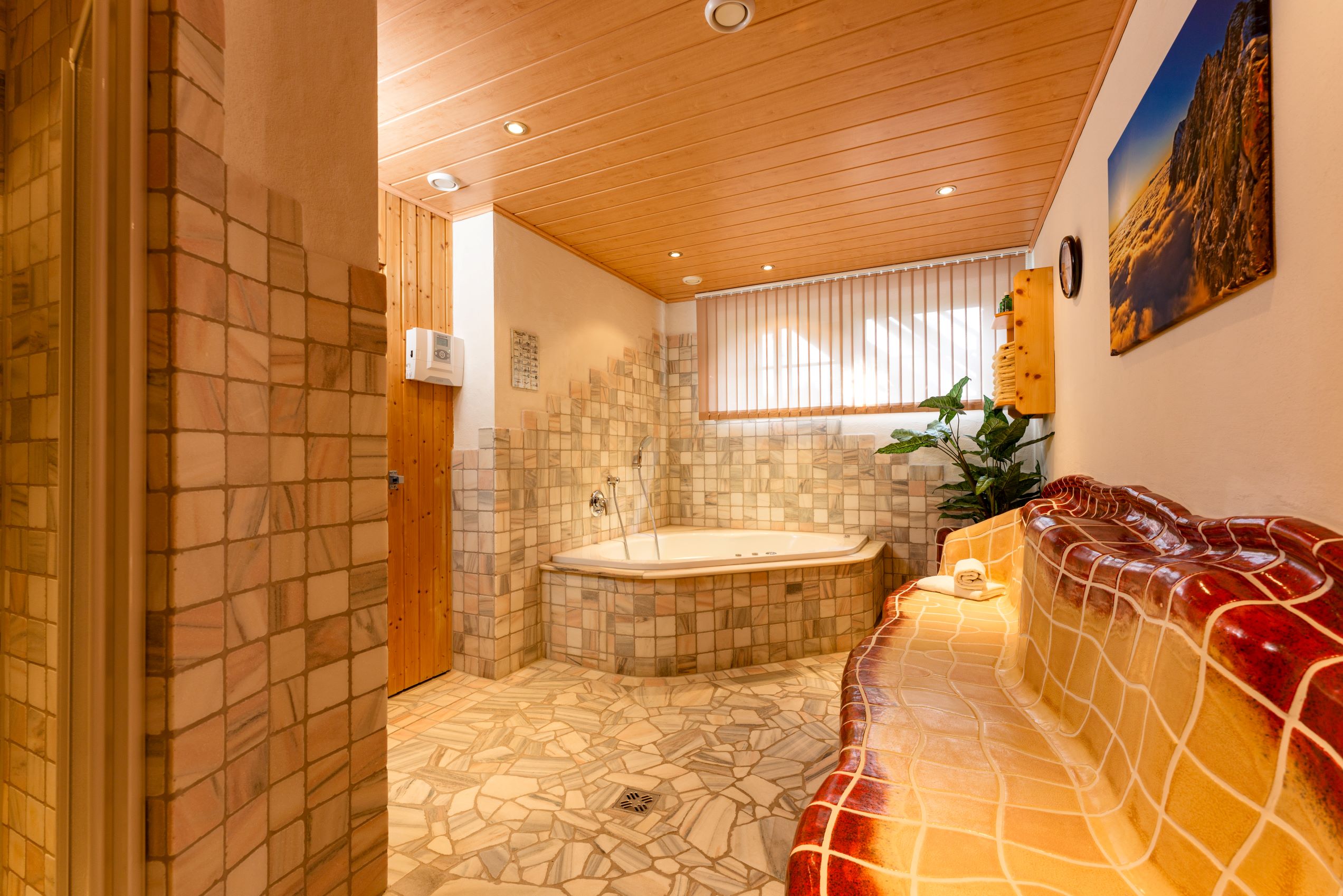 Wellnessbereich mit Sauna und Whirlpool für Ihren Urlaub in den Bergen